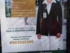 Mampara publicitaria con anuncio “No bajes la guardia ante el COVID-19”. Fotografía: Stephanie Romero Faz.