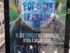 Mampara publicitaria con anuncio titulado “Por los que trabajan”. Fotografía: Stephanie Romero Faz