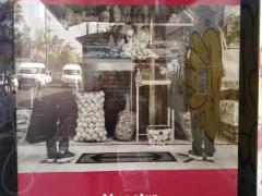 Anuncio publicitario en parada de autobús que recomienda la sana distancia para defenderse del COVID-19. Fotografía: Stephanie Romero Faz