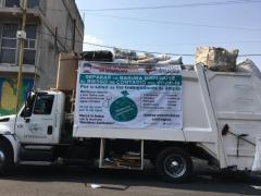 Lona en camión de basura que menciona la importancia de separar la basura para reducir contagios de COVID-19 y proteger a los trabajadores de limpia. Fotografía: Stephanie Romero Faz.