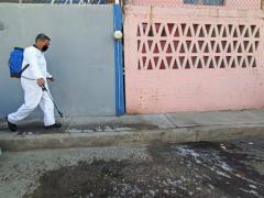 Brigada de sanitización en calle de Iztapalapa, en la fotografía se ve la fechada de una casa azul con el número 78. Fotografía: Alcaldía Iztapalapa.