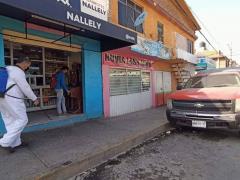 Sanitización frente a la tienda de abarrotes “Nelly”. Fotografía: Alcaldía Iztapalapa.