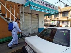 Sanitización frente a una farmacia. Fotografía: Alcaldía Iztapalapa.
