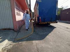 Brigada de sanitización en calle de Iztapalapa. Fotografía: Alcaldía Iztapalapa.