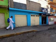 Brigada de sanitización en calle de Iztapalapa. Fotografía: Alcaldía Iztapalapa.