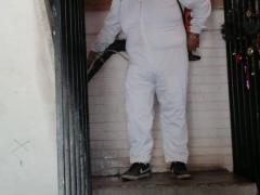 Personal equipado sanitiza escaleras, Unidad Habitacional Peñón. Fotografía: Facebook Alcaldía Iztapalapa.