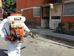 Personal equipado sanitiza, Unidad Habitacional Peñón. Fotografía: Facebook Alcaldía Iztapalapa.