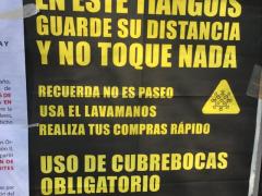 Aviso En este tianguis guarde su distancia y no toque nada, Colonia Telpalcates, Iztapalapa, CdMx. Fotografía: Stephanie Romero Faz.
