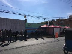 Fila de espera para ser atendidos, Tepalcates, Iztapalapa. Fotografía: Stephanie Romero Faz