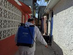 Hombre sanitizando entre una calle muy estrecha, Iztapalapa. Fotografía: Stephanie Romero Faz.