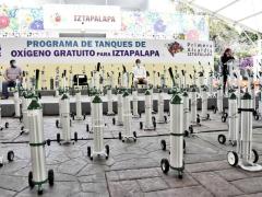 Tanques de oxígeno y al fondo alcaldesa presenta el proyecto. Fotografía: Facebook Alcaldía Iztapalapa.