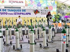 Tanques de oxígeno y al fondo alcaldesa presenta el proyecto. Fotografía: Facebook Alcaldía Iztapalapa.