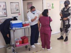 Enfermera recibe primera dosis de vacuna contra COVID-19. Fotografía: Facebook Alcaldía Iztapalapa.