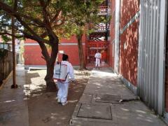 Personal de la brigada comienza labores en la entrada, Unidad Habitacional Cabeza de Juárez I. Fotografía: Facebook Alcaldía Iztapalapa.