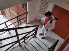 Brigadista sanitiza barandales y escaleras de un edificio, Unidad Habitacional Cabeza de Juárez I. Fotografía: Facebook Alcaldía Iztapalapa.