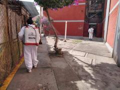 Brigadistas sanitizan entrada, Unidad Habitacional Cabeza de Juárez I. Fotografía: Facebook Alcaldía Iztapalapa.