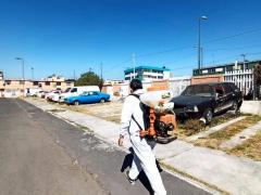 Brigada de sanitización en Unidad Habitacional Salidaridad. Fotografía: Facebook Alcaldía Iztapalapa.