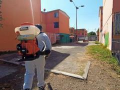 Brigada de sanitización en Unidad Habitacional Salidaridad. Fotografía: Facebook Alcaldía Iztapalapa.