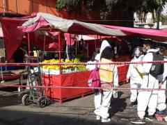 Personal de la alcaldía en tianguis. Fotografía: Facebook Alcaldía Iztapalapa.