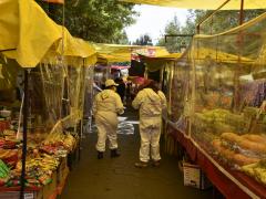 Personal de la alcaldía en tianguis. Fotografía: Facebook Alcaldía Iztapalapa.