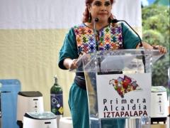 Alcaldesa de Iztapalapa Clara Brugada durante entrega de concentradores.