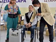 Alcaldesa de Iztapalapa Clara Brugada durante entrega de concentradores.
