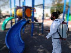 Brigadas de sanitización en juegos de parque. Fotografía: Facebook Alcaldia Iztapalapa.