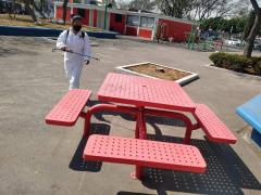 Brigadas de sanitización en moviliario de parque. Fotografía: Facebook Alcaldia Iztapalapa.