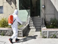 Sanitizando de escaleras en el Desarrollo Urbano Quetzalcóatl, Iztapalapa.