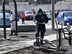 Sanitizando aparatos de ejercicio del Desarrollo Urbano Quetzalcóatl, Iztapalapa.