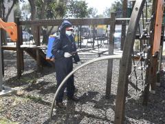 Sanitizando aparatos de ejercicio del Desarrollo Urbano Quetzalcóatl, Iztapalapa.