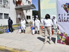 Integrantes de la brigada de sanitización de Iztapalapa.
