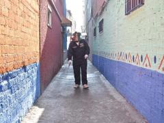Hombre sanitiza callejón. Fotografía: Facebook Alcaldía Iztapalapa.