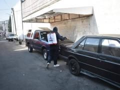 Hombre sanitiza autos estacionados. Fotografía: Facebook Alcaldía Iztapalapa.