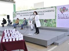 Entrega de medicamento Patli. Fotografía: Facebook Alcaldía Iztapalapa.