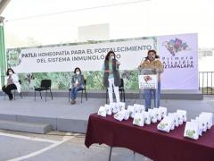 Entrega de medicamento homeopático Patli. Fotografía: Facebook Alcaldía Iztapalapa.