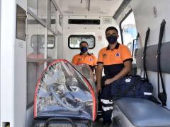 Parámédicos con equipo especial en interior de ambulancia. Fotografía: Facebook Alcaldía Iztapalapa.