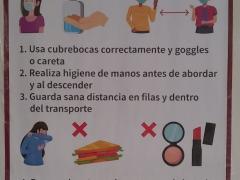 Cartel Reglas básicas al utilizar el transporte público, entrada de los baños públicos de varones, Mercado Santa María Ticomán. Fotografía: César Omar Rojas Gómez.