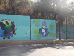 Mural de médico abrazando a México, muros de contención del Parque ecológico “El Cantil” y el Centro de Reacción Inmediata "El Cantil", colonia Candelaria Ticomán, alcaldía Gustavo A. Madero. Fotografía: César Omar Rojas Gómez.