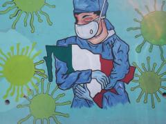 Mural de médico abrazando a México, muros de contención del Parque ecológico “El Cantil” y el Centro de Reacción Inmediata "El Cantil", colonia Candelaria Ticomán, alcaldía Gustavo A. Madero. Fotografía: César Omar Rojas Gómez.