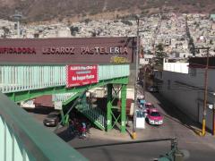 Pancarta Alerta por COVID-19. No hagas fiestas, puente peatonal que atraviesa las avenidas Juventino Rosas y Tenayuca Chalmita, alcaldía Gustavo A. Madero. Fotografía: César Omar Rojas Gómez.