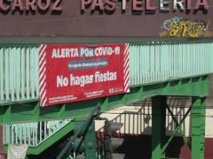 Pancarta Alerta por COVID-19. No hagas fiestas, puente peatonal que atraviesa las avenidas Juventino Rosas y Tenayuca Chalmita, alcaldía Gustavo A. Madero. Fotografía: César Omar Rojas Gómez.