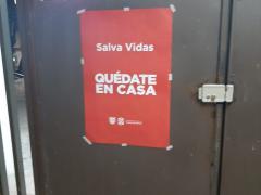 Póster colocado a la entrada de un edificio de la primera sección de la Unidad Habitacional Tlatelolco. Fotografía: David Alonso Vargas Melgarejo