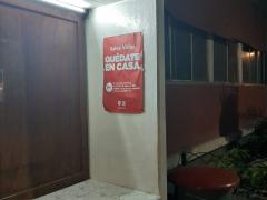 Póster colocado a la entrada de un edificio de la primera sección de la Unidad Habitacional Tlatelolco. Fotografía: David Alonso Vargas Melgarejo.