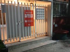 Póster colocado a la entrada de un edificio de la primera sección de la Unidad Habitacional Tlatelolco. Fotografía: David Alonso Vargas Melgarejo.