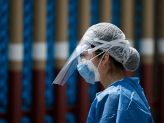 Personal médico con careta y cubrebocas.