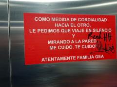 Cartel que pide viajar en silencio y con la mirada hacia las paredes del elevador. Hospital Dr. Manuel Gea González. Fotografía: David Alonso Vargas Melgarejo.