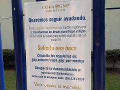 Cartel de GNP Seguros y Fundación Televisa sobre becas a hijos de enfermos de COVID-19. Fotografía: David Alonso Vargas Melgarejo.