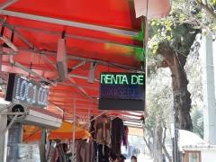 Letrero y pasillo comercial donde se encuentra local de venta de oxígeno.