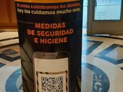Control sanitario con anuncio sobre prevenciones antes de ingresar, restaurante Toks. Fotografía: David Alonso Vargas Melgarejo.